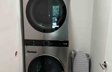 Superb location steps to DT and UT - Foto 19