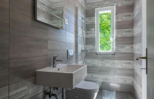 6 Bedroom Beautiful Home In Nedescina - Foto 36