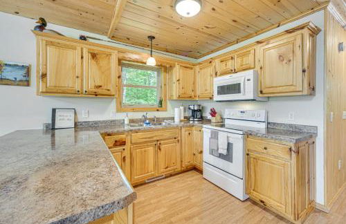 Four-Season Lake Cabin with Canoe and Paddle Boat! - Foto 9