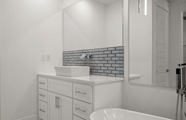 Brand NEW Expansive Coastal Home w/ Custom Furnishings Sleeps 15 - Foto 28