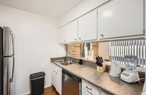 Your Comfy King Suite Getaway - Sleeps 4 - Pool, Prkg - Foto 16