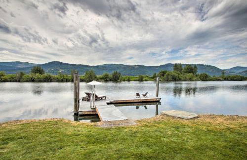 Waterfront Cabin with 2 Boat Docks and Mtn Views! - Foto 3