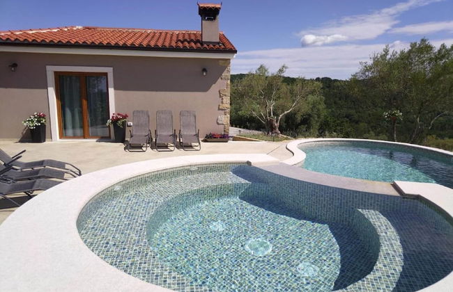 Modern Villa With Swimming Pool and Garden - Photo 15