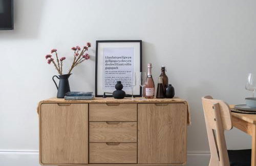 Stunning 1 Bedroom Apartment in a Converted Chapel - Free Parking, Smart TV, Fast WiFi and Self-Check-In by Yoko Property - Foto 12