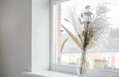 Charming House with Free Parking - Photo 52