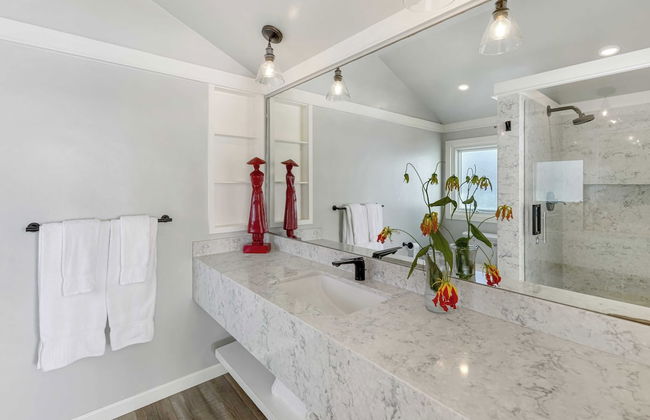 Unbeatable Beachfront Bliss w/ Ocean Views, Luxe Interiors & Patio Beach Road - Foto 25