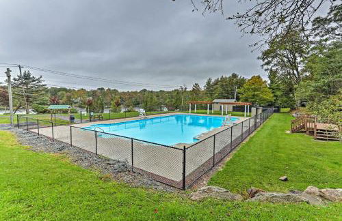 Fire Pit and Furnished Deck Serene Tobyhanna Escape - Foto 31