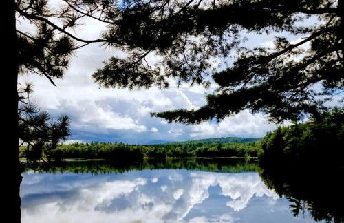 Modern Waterfront Yurt for a Romantic Getaway with a Hot Tub in the Monadnock Region, New Hampshire - Foto 12