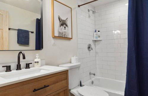 Pondview 4BR Cabin-Walk to Caverns, Hot Tub, Wi-Fi - Foto 8