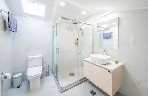 Villa Ami, Roda, Corfu: 10 guests, heated pool, private mini golf, pool table & more!! - Foto 4