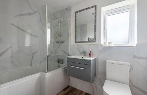 Luxurious 3 bedroom house now with FULL FIBRE INTERNET Shangri la in village of Alfrick with driveway parking for 3 cars in an area of outstanding natural beauty, superb walking,close to Worcester, Malvern showground, theatre, Malvern hills, dogs welcome - Photo 38