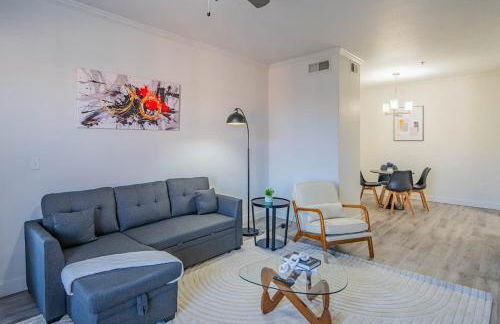 Elegant 1BD King Bed, Pool, Hot Tub, Gym, Parking - Photo 15