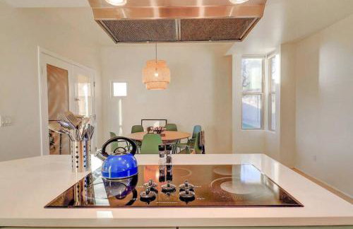 Epic 6BR with Pool, Spa and Fire Pit - Walk to Trails - Foto 17