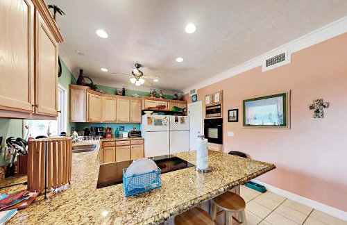 Escape Ocean View l Large Deck Sleeps 10 - Foto 9