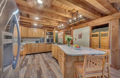 Secluded Log Cabin with Hot Tub Fire Pit Game Room - Foto 46