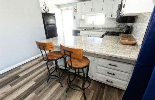 The Jackson Cottage on Grass Lake Waterfront 2 1 Nautical Cottage with Hot Tub Firepit & Year-Round Fun - Foto 28