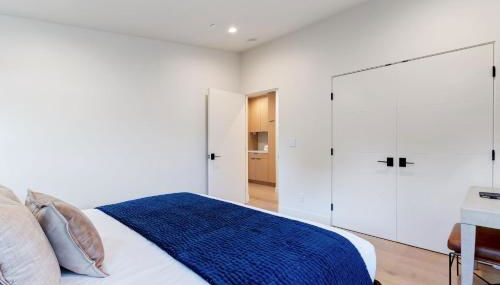 Dazzling Modern Home Close to Downtown Palo Alto and Stanford - Photo 5, wardrobe