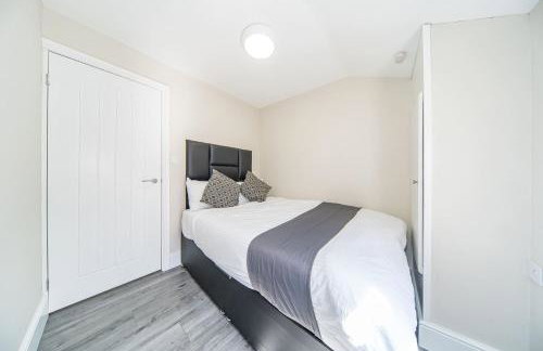 RYAN AIR I BNB - Huge 4 Bedroom House with Free Parking - Foto 29