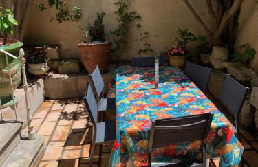 La maison sur la place dans Aigues Mortes - Foto 6