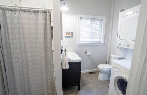 The Great Pink Lady with Huge Wrap Around Porch! - Foto 21