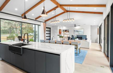 Modern Oasis w Pool Hot Tub Rooftop Deck Home Theater Mariposa Retreat by AvantStay - Foto 13