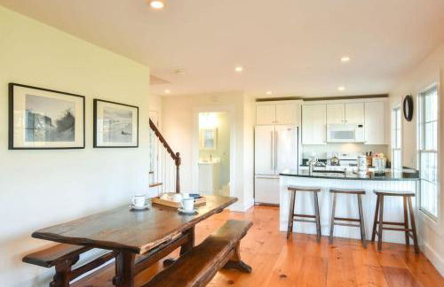 Waterfront Fun at this Huge Family Estate - Foto 31