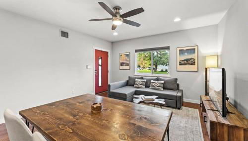 Mid-century home in Zilker with a backyard - Foto 5