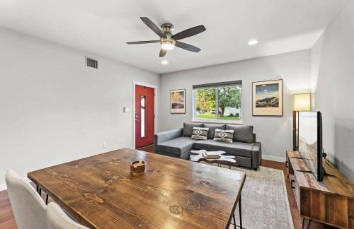 Mid-century home in Zilker with a backyard - Foto 5