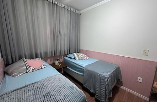 Quartos na Casa do Rosa - Piscina Aquecida - Churrasqueira - SJBV - Foto 6