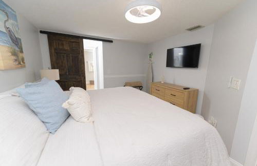 Enchanting 2-Bedroom Ground Floor Beach Condo at Cape Canaveral WiFi & AC - Foto 24