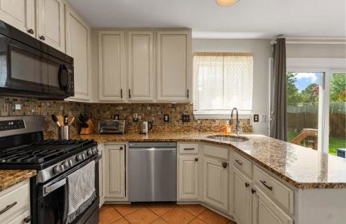 5 BedRooms Family retreat with GameRoom Near DC & Qunatico - Photo 33