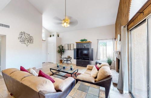 Retro home with enclosed yard, covered patio, grill, firepit, AC, & washer, dryer - Foto 1