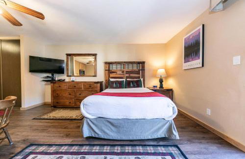 Charming Studio Deluxe w/kitchen #215 at Donner Lake Village - Foto 7