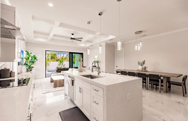 Luxurious Naples 4BR w Pool by Vanderbilt Beach - Photo 19