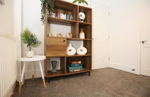 North Rd Apartment with Garden by N And N Stays Ltd, Close to vibrant Gloucester Rd with plenty of restaurants and shops near by, free on street parking - Foto 29