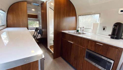 Restored Beautiful Airstream Fully Equipped with Incredible Outdoor Living in Texas - Foto 3