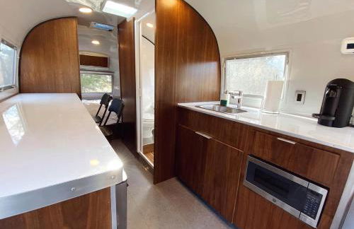 Restored Beautiful Airstream Fully Equipped with Incredible Outdoor Living in Texas - Foto 3