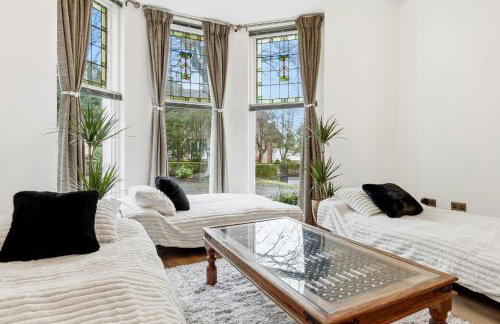 NEW Apartment with Pool Table and Parking Sleeps 7 - Foto 22