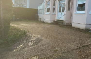 Spacious 4 Bed House Ideal for Races - Photo 22