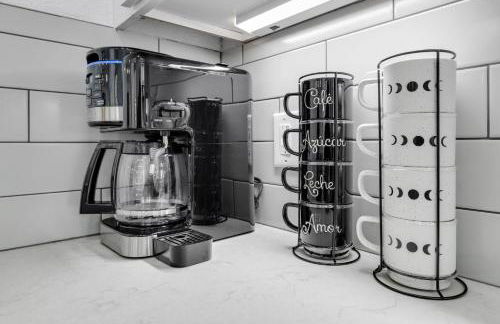 Arlington Entertainment District Home Green & White Door - Foto 43