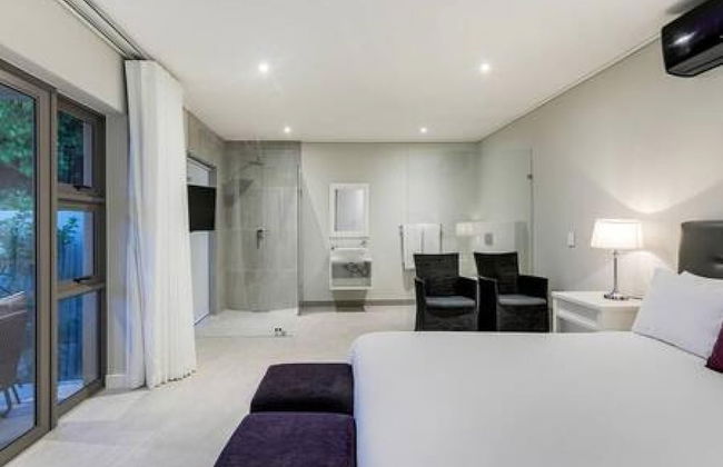 Large 9 Bedroom Villa in Camps Bay w Pool Apostles Views - Photo 28