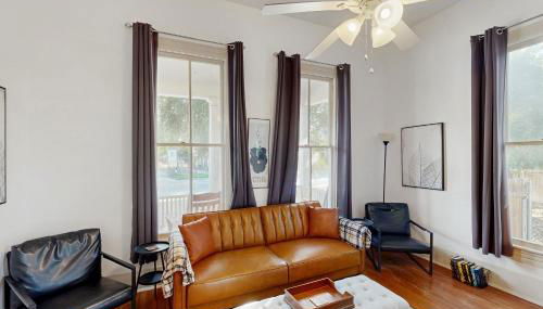 Historic charmer with updated appliances, enclosed yard, & AC - near downtown - Foto 2