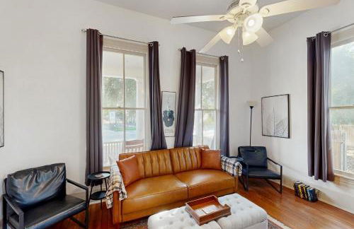 Historic charmer with updated appliances, enclosed yard, & AC - near downtown - Foto 2