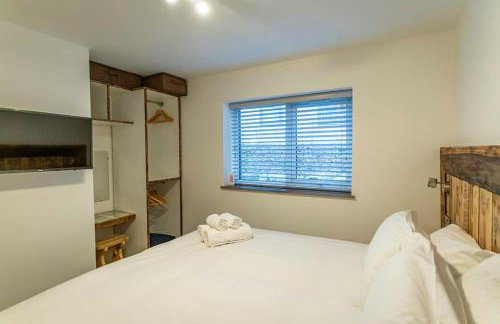 Padley; woodland lodge with hot tub for 2-4 in the Staffordshire Moorlands - Foto 9
