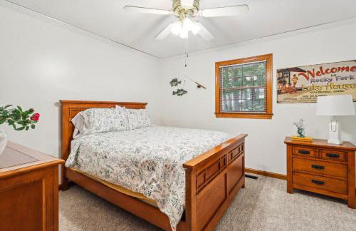 Secluded Lakefront Escape w Private Dock, 600ft Shoreline and Views, Sleeps 13 - Foto 25