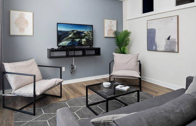 Spacious 2BD With Private Balcony and Free Parking - Foto 45