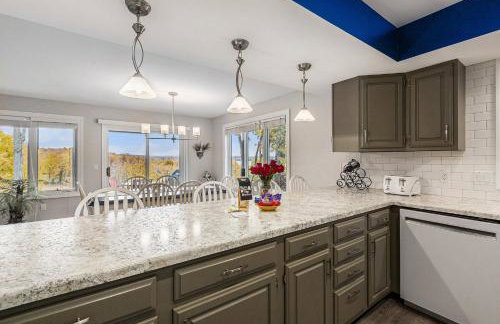 Scenic AGaMing Escape Torch Lake Views and Golf - Foto 9