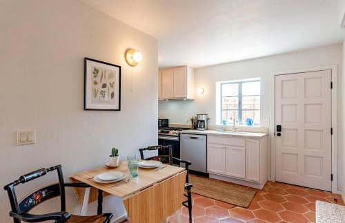 Cute & Cozy 2BR 1BA Adobe w Firepit Near UA & UMC - Foto 9