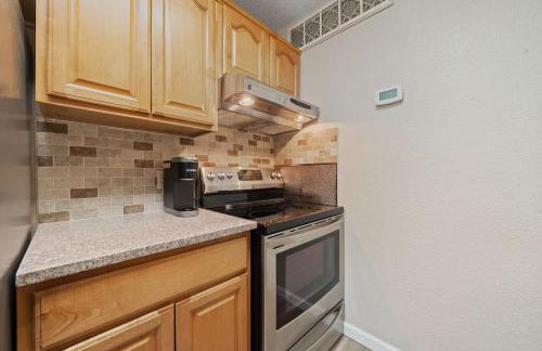 Central Condo 1BR 1BA, Private Patio and Fenced Yard w Parking by Austin Vacay - Foto 6