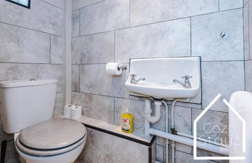 Spacious 3 Bed with Pac-Man, Darts and 2 Parking spaces - Foto 9